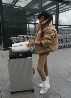 Need some airport outfit inspiration for your fall and winter travel looks?  Whether you're going for a cool, casual vibe or something more sophisticated, these stylish and comfy travel outfit ideas will help you look your best from takeoff to touchdown. Get ready to travel in style! Winter Travel Style, Casual Airport Outfit, Best Travel Outfits For Women