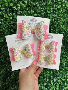 Lucky Charms Cereal Bow with Pink Glitter Tails and Rainbow or Clover Centerpiece.  This hair bow accessories make a beautiful and fun addition to any Spring, Easter and everyday outfit. The bow clips are perfect for any age and make a wonderful gift for birthdays, stocking stuffers, smash cake photo shoots, new babies, special occasion, party favors and fun everyday wear. Available in 3 sizes: -Jumbo 5" Hair Bow, attached to an alligator clip with teeth -Large 4" Hair Bow, attached to an alliga Lucky Charms Cereal, Pigtail Bows, Rainbow Bow, Cake Photo, Cake Smash Photos, Bow Accessories, Lucky Charms, Spring Easter, Smash Cake