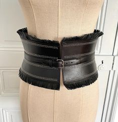 Vintage 80s belt in perfect condition, fully lined with grosgrain. Central yoke decorated with worked hardware, closes with a metal buckle. Length: 85 cm but can be very easily shortened via the closing buckle. Armor Jewelry, 80s Belt, Corset Belt, Suspender Belt, A Metal, Suspenders, Metal Buckles, Belts, Buckle