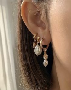 Triple Stack Earrings, Triple Lobe Earrings, Gold Earring Ideas, Triple Lobe Styling, 3 Lobe Earring Stack, Ear Percinings Aesthetic, Ear Piercings Aesthetic Gold, Triple Lobe Piercing Stack, 3 Lobe Piercings Ideas Gold