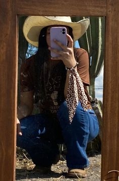 Vaqueras Aesthetic, Takuache Girl Outfits, Country Style Outfits, Latina Fashion Outfits, Cowgirl Aesthetic, Western Style Outfits, Western Outfits Women, Latina Fashion