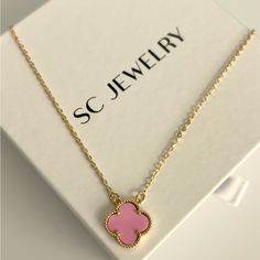 -Double Sided -Pink Clover Necklace -1 Motifs -Au750 Stamp -%100 Hypoallergenic -Will Not Tarnish Or Fade -Gold Plated On Stainless Steel Comes With Special Pouch Pink Van Cleef Necklace, Pink Van Cleef, Light Pink Necklace, Van Cleef Necklace, Preppy Necklaces, Pink Gold Necklace, Dream Necklace, Pink Clover, Pink Chain