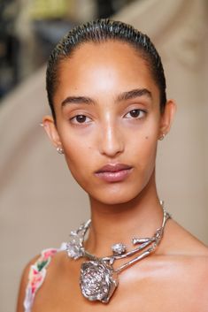 Marni - Spring 2024 Ready-to-Wear https://www.vogue.com/fashion-shows/spring-2024-ready-to-wear/marni/slideshow/beauty#22 Trends Ss24, Real Reference, Mona Tougaard, Black Runway, 2024 Jewelry, Runway Jewelry, Resort 2024, Straight Cut Pants, Trending Necklaces