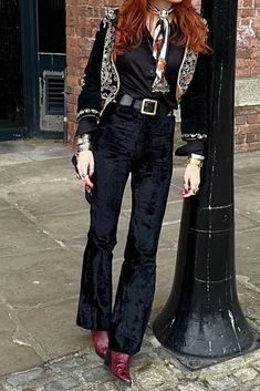 1960s Alternative Fashion, Dark Retro Outfit, 1970s Witch Aesthetic, 70s Gothic Fashion, Retro Rock Outfit, 70s Fashion Dark, 70s Metal Fashion, Dark Maximalist Outfit, Suki Waterhouse Concert Outfit Ideas