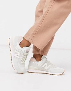 New Balance 574 Outfit Women, White New Balance Shoes, Beige Trainers, Minimal Shoes, Shoes New Balance, Trendy Shoes Sneakers, Minimalist Capsule Wardrobe, New Balance 574, New Balance Sneakers