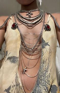 Esoteric Fashion, Y2k Hairstyle, Jewelry Cross, Estilo Hippie, Red Jewelry, Mode Inspo, Mode Vintage, Jewelry Inspo