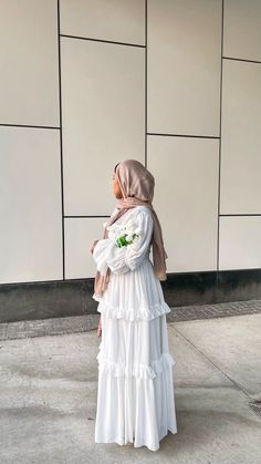 Hijabi Bridal Shower Outfit, Hijabi White Dress Outfit, White Modest Graduation Dress, White Modest Dress Hijabi, White Hijabi Dresses, Modest Bridal Shower Outfit, Long White Dress Aesthetic, Hijabi Long Dress