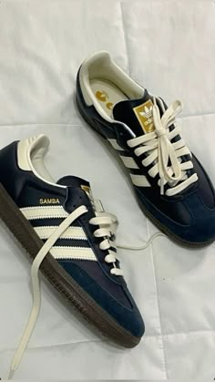 Super comfortable, slim cut 7-hole lacing High-quality suede Adidas logo on the tongue and adidas lettering on the heel 3 appliqué Adidas stripes on the side Looks Adidas, Adidas Samba Outfit, Samba Outfit, Stile Hijab