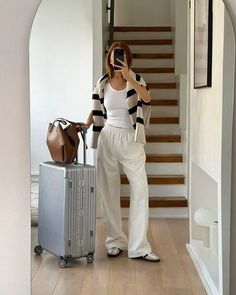 Airport Outfit Classy, Classy Airport Outfit, Chic Airport Outfit, Cute Airport Outfit, Chic Travel Outfit, Comfy Airport Outfit, Flight Outfit, Linen Pants Outfit, Airport Fits