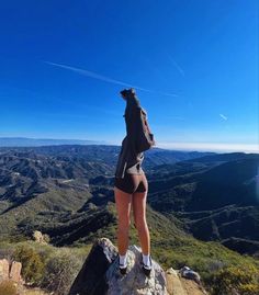 Girl enjoying her vacation on mountains Pictures Outside Instagram, Cute Hike Pics, Cute Hiking Pics, Outdoors Instagram Pictures, Hiking Pictures Ideas, Cute Hiking Photos, Hiking Fits Aesthetic, Hiking Clothes Aesthetic, Insta Photo Ideas Nature