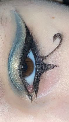 Egyptian style inspired makeup #cleopatra #makeup #egypt #cleodenile Halloween Makeup Egyptian, Cleopatra Hairstyle Braids, Cleopatra Makeup Aesthetic, Old Egyptian Makeup, Cleopatra Makeup Hooded Eyes, Costume Ideas With Black Hair, Queen Of The Nile Makeup, Easy Cleopatra Halloween Costume, Diy Cleopatra Outfit