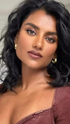 Simone Ashley Makeup Looks, Simone Ashley Makeup, Simple Indian Makeup Looks Natural, Simone Ashley Outfit, Natural Indian Makeup Look, South Asian Makeup Looks, Makeup For People With Glasses, Indian Women Makeup, Indian Wedding Makeup Natural