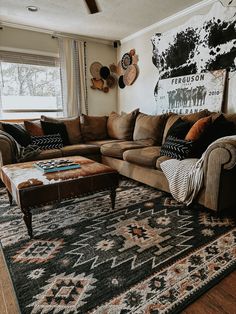 Western home decor Aztec rug cowhide decor Black Southwestern Living Room, Rugs Boho Living Rooms, Country Farmhouse Apartment Decor, Country Boho Home Living Room, Boho Western Coffee Table Decor, Aztec Boho Living Room, Aztec Theme Living Room, Home Decor Ideas Living Room Boho, Rustic Southwestern Home Decor