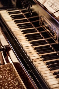 an old piano is sitting in the dark