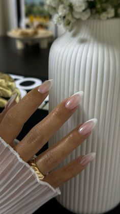 Clean Girl Nails Almond French Tip, Almond Nails Clean Girl, Almond Clean Girl Nails, French Nail Almond Shape, Nail Design Inspo 2024, Soft Girl Nail Ideas, Clean Girl Summer Nails, French Crome Nails Design Almond, Clean Girl Almond Nails