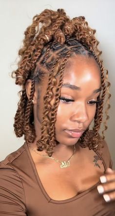 Short Braid Twist Hairstyles, Senegalese Twist Hairstyles Medium Short, Hairstyles For Protective Styles, Goddess Twist Short, Twist Braids Short Hairstyles, Brown Boho Knotless Braids Bob, Side Part Twist Braids, Passion Twists Hairstyle Shorts, Darling Braids Hairstyles