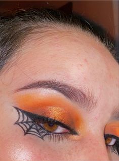 Halloween Makeup With Eyeshadow, Halloween Orange Makeup, Orange Eyeshadow Halloween, Halloween Makeup For Hooded Eyes, Halloween Eyeliner Hooded Eyes, Spiderweb Eyeliner Easy, Fall Eyeliner Looks, Orange Witch Makeup, Easy Halloween Eyeshadow