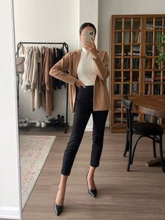 Girly Spring Outfits, Dresses Long Elegant, Camel Outfit, Power Dress, Classy Business Outfits, Fall Workwear, Women Back, Outfit Classy, Women Power