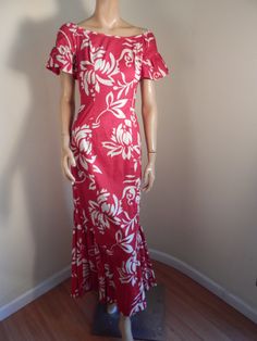 "alfred shaheen hawaiian dress, small bust 38 waist 27 hip 40 length 52 mermaid ruffle at bottom is 12\" heavy cotton fabric back metal zipper neckline has 4 tiny darts to make it smaller, these can easily be taken out appears to have been worn once" Dress Small Bust, Hawaiian Muumuu, Alfred Shaheen, Vintage Hawaiian Dress, Vintage Velvet Dress, Island Dress, Muumuu Dress, American Samoa, Mumu Dress