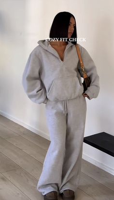 Baggy Two Piece Outfit, Comfy Sweatsuit Outfit, Cold And Comfy Outfits, Fashion Comfy Outfits, Two Piece Winter Outfit, Cozy Outfit For School, Sweat Suit Set, Casual Winter Sneaker Outfits, Clean Streetwear Aesthetic