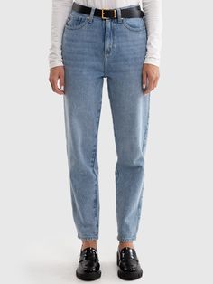 Odkryj doskonałe połączenie wygody i stylu z damskimi spodniami typu mom jeans z linii AUTHENTIC marki BIG STAR. Ten model w klasycznym jasnym kolorze nie tylko pięknie podkreśla kształty, ale także stanowi świetną bazę do tworzenia wielu codziennych stylizacji, które pozwolą Ci wyróżnić się z tłumu. Niebieskie jeansy damskie mom jeans z wysokim stanem Silla 120 wykonane zostały z komfortowego materiału zapewniając pełną swobodę ruchów, dzięki czemu są idealne na każdą pogodę, świetnie dopełniaj Relaxed Fit Jeans, Jeans Boyfriend, Big Star, Boyfriend Jeans, Jeans Fit, Blue Denim, Mom Jeans, High Waist, Loose Fitting