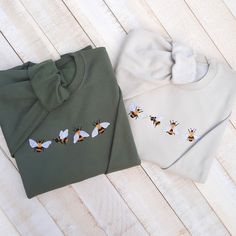 Really soft and comfortable embroidered unisex sweatshirt with a crew neckline and beautiful, cute bees embroidered on it made of high quality! Each sweatshirts is made in the size and color of your choice, with a unique design. I suggest you use your usual size for a better fit or choose a size for a looser fit.   Sweatshirts in unisex style with unique design the perfect gift for your best friend, loved one or your new favorite crewneck sweatshirt for autumn, winter, spring and even cool summe Bee Cute, Cute Bees, Embroidered Polo Shirts, Lover Sweatshirt, Botanical Shirt, Themed Gifts, Embroidered Heart, Valentine T Shirts, Embroidered Sweatshirt