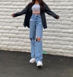 Outfits With 90s Baggy Jeans, Baggy Jeans And Jacket Outfit, Baggy Jeans Jacket Outfit, Outfit Ideas With Baggy Jeans, Baggy Denim Jeans Outfit, Leather Jacket And Jeans Outfit, Baggy Jeans Girl, Baggy Jacket Outfit, Blue Wide Leg Jeans Outfit