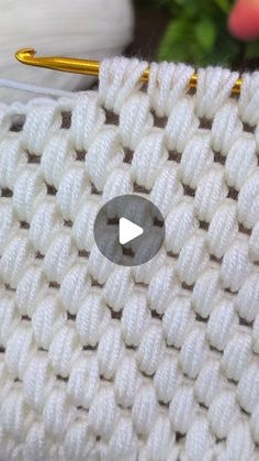 a video demonstrating how to crochet the stitchs on a knitted blanket