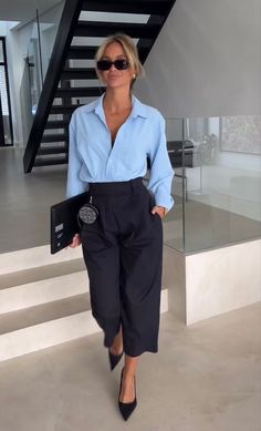 Everyday Fashion Style Inspiration mit Bluse hellblau und weiter Stoffhose schwarz elegant cooler Business Look mit Pumps 💗 lässig elegantes Outfit für Büro und Arbeit Smart Spring Outfits, Casual Working Outfit Women, Work 2024 Outfits, 2024 Fashion Outfits, Office Summer Outfits Women Business, Womens Summer Work Outfits, Congress Outfit Woman, Business Look Woman, Business Fashion Women's