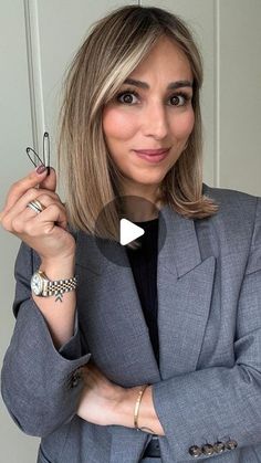 Öznur on Instagram: "Blazer Sleeve Hack 🩶 Save for later!" Long Sleeve Hacks, Blazer Hacks, How To Roll Blazer Sleeves, Roll Blazer Sleeves How To, Blazer Sleeve Hack, How To Wear A Blazer, Diy Fashion Hacks, Diy Clothes Life Hacks