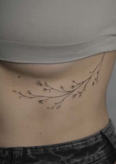 The look and the placement. A tattoo will be stunning and timeless when the two elements come together perfectly. Underboob Tattoo Designs, Tato Minimal, Rib Tattoos For Women, Men Tattoos, Inspiration Tattoos, Video Tiktok