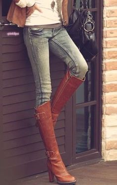 What I would do for legs that long and skinny so I could wear boots like that. Boots With Heels, Cutest Shoes, Woman Boots, Winter Footwear, Tall Brown Boots, Hello Lover, Evening Outfits