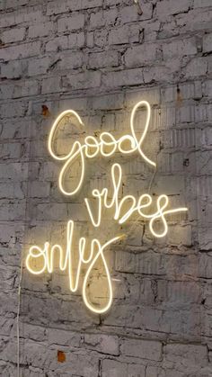 a neon sign that says good vibes only