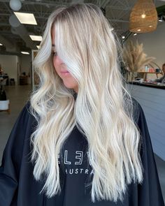 Very Bright Blonde Hair, Really Blonde Hair Highlights, Blonde Hair Color Ideas Bright, Creamy Cool Blonde Hair, Blonde Hair Inspiration With Money Piece, Bright Blonde Root Tap, Bright Blonde Highlights With Dimension, Bright Blonde Hair With Dark Roots, Vanilla Blonde With Shadow Root