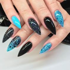 Você gosta dessa inspiração? Insane Nails, Pointy Nails, Gothic Nails, Blue Inspiration, New Nails, Short Acrylic Nails Designs, Black Nail, Nail Design Ideas