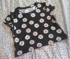 Daisy Shirt, Charcoal Background, Aesthetic Wardrobe, Slim Hips, Purple Halloween, Print Flower, Aesthetic Black, Cropped T Shirt, Aesthetic Clothing