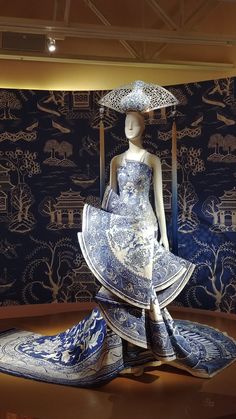 Sangjit Dress, Blue Gowns, Fall Couture, Guo Pei, Dream Jobs, Fancy Wedding Dresses, Red Carpet Gowns, Couture Embroidery, Red String