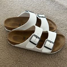 White Birkenstock Sandals Burcanstocks Sandals, White Berkinstocks Outfit Jeans, White Birkenstocks Aesthetic, Burgenstock Shoes, White Burken Stocks Outfit, White Burken Stocks, Berkinstock Slippers, Shoes Wishlist Aesthetic, Birken Stocks Outfit