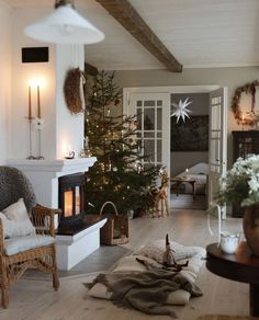 Smell Christmas, Scandinavian Winter, Scandinavian Christmas Decorations, Scandi Home, Christmas Kitchen Decor, Christmas Interiors, Scandinavian Interior Design, Nordic Christmas, Decoration Inspiration