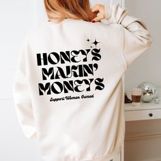 the back of a woman's sweatshirt that says honey's makin'money