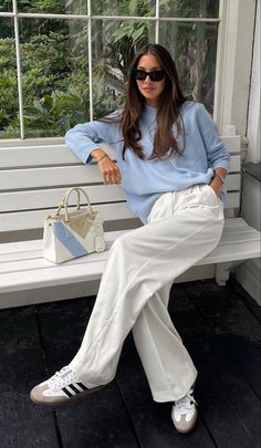 Elegant Outfit With Sneakers, Uk Outfits, Adidas Shoes Outfit, Cream Pants Outfit, Adidas Samba Outfit Women, White Linen Pants Outfit, Classy Sneakers, Samba Adidas Outfit, Looks Adidas