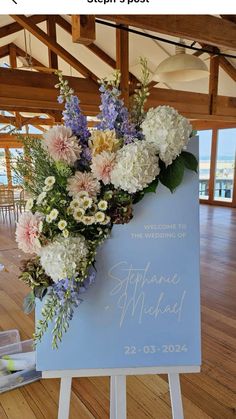 a sign with flowers on it that says welcome to the bride and groom