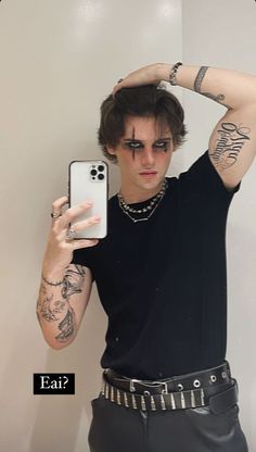 Holloween Costume Male, Halloween Costumes Vampire Man, Dark Angel Makeup Men, Easy Boy Halloween Makeup, Halloween Makeup Ideas For Boys, Spooky Makeup Men, Simple Halloween Makeup For Men, Halloween Men Makeup Easy, Guy Vampire Makeup