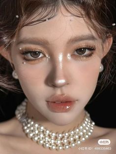 Douyin Elegant Makeup, Black And Gold Douyin Makeup, Makeup For Dinner Night, Pearl Makeup Aesthetic, Douyin Pearl Makeup, Golden Douyin Makeup, Gala Night Makeup Look, Pearl Makeup Looks Prom, Gold Douyin Makeup