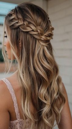 Discover summer hairstyles ideas for every hair length - long, medium, and short! From cute to quick and easy styles, find inspiration for simple, braided, fun looks that will elevate your summer hair game. Say goodbye to hair woes with these easy summer hairstyle ideas! Bridesmaid Braided Hairstyles, Hoco Hairstyles, Braided Hairstyles For Teens, Peinados Fáciles Para Cabello Corto, Teen Hairstyles, Hairstyles Ideas