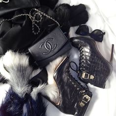 Tag a friend who would like this bag and boots!  #fashion #lifestyle #heels #shoesoftheday #chanel Pat Lee, Estilo Real, All Black Everything, Shoes And Accessories, Shoe Game, Street Styles, Fashion Handbags