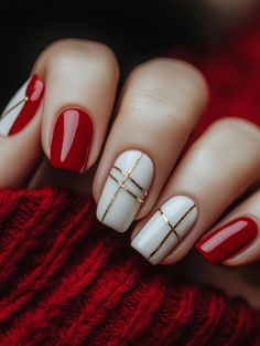 2024 Christmas Nails: Trendy Colors and Simple Styles Ideas For Christmas Nails, Christmas Nail 2024, Cristmass Nails 2024, Red Black White Nails, Winter Nail Colours, Christmassy Nails, Christmas Nails Trendy, Beach Nail Art Designs, Gel Nails Ideas