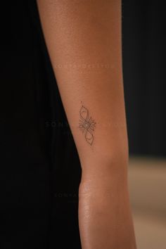 Tattoo handpoke, small tattoo, arm tattoo Bird Symbol Tattoo, Horizontal Fine Line Tattoo, Regeneration Tattoo, Minimalist Shoulder Tattoos For Women, San Francisco Tattoo, Kind Tattoo, Simple Wrist Tattoos, Side Wrist Tattoos, Evil Skull Tattoo