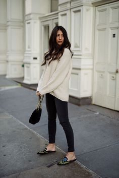 Flat Mules Outfit, Outfits With Mules, Mule Outfits, Mule Shoes Outfit, Mules Outfit, How To Wear Loafers, Airplane Outfits, Velvet Mules, Chic Winter Outfits