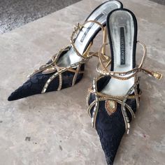 Vintage Style Pre-Owned Evening Shoes With Metallic Heels. Size It 40/ Us 9.5/10 Art Deco Heels, Gianmarco Lorenzi Shoes, Vintage High Heels, Gianmarco Lorenzi, Metallic Heels, Evening Shoes, High Heel Shoes, Cute Shoes, Black Silver